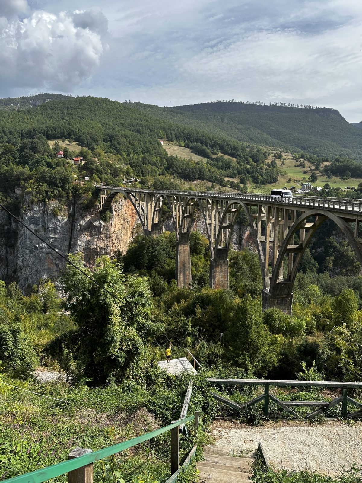 Hier kann man per Zipline über die Schlucht Tapa. Über 1000m und 80-100kmh